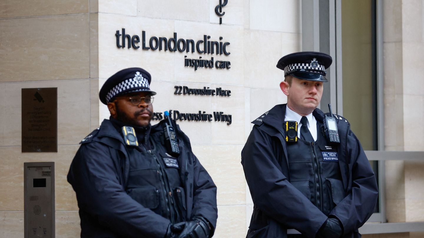 Dos policías frente a la clínica donde se encuentra ingresada la royal. (Reuters)