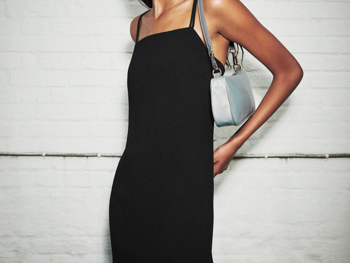 Foto: Zara ha sacado un vestido mini negro que nos recuerda a Victora Beckham cuando era una Spice Girl. (Cortesía)