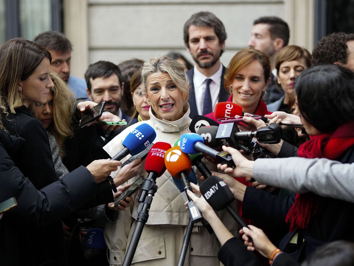 Yolanda Díaz con original abrigo, Diana Morant y su blusa satinada... y el resto de looks de las políticas en la apertura de las Cortes