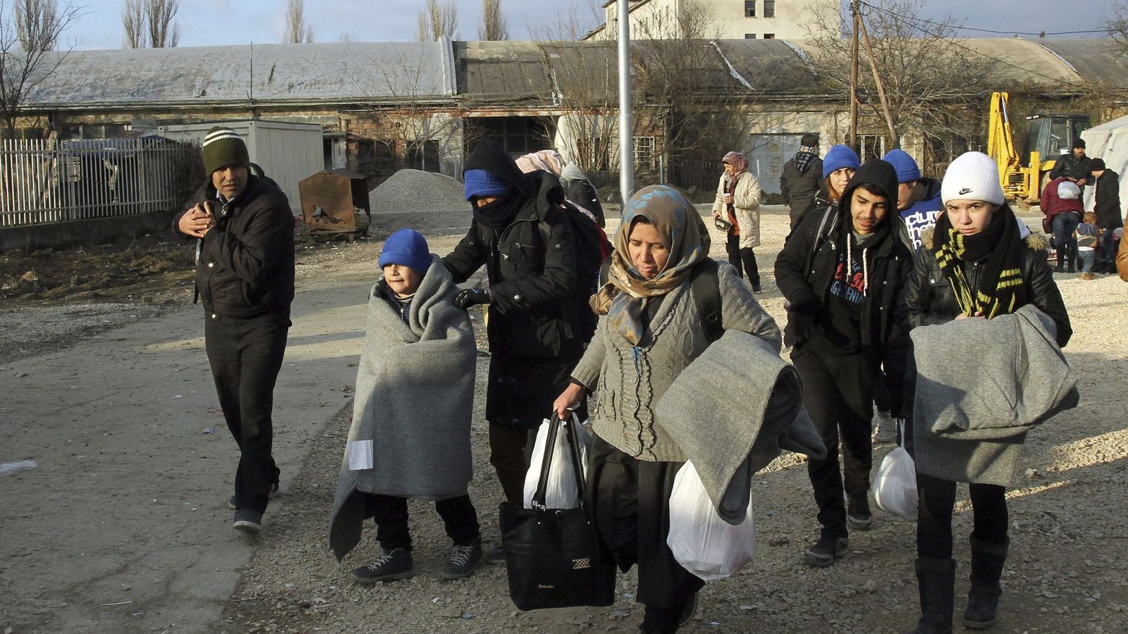 Foto: Refugiados de Siria, Irak y Afganistán en un campamento de la ciudad serbia de Presevo. (Efe) 