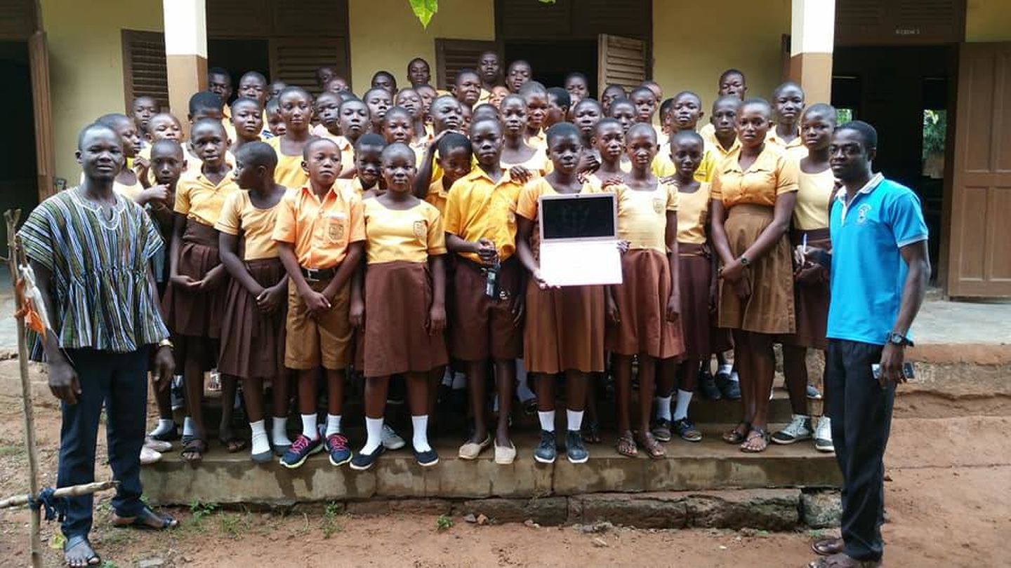 Kwadwo y sus alumnos con una de sus donaciones (Facebook)