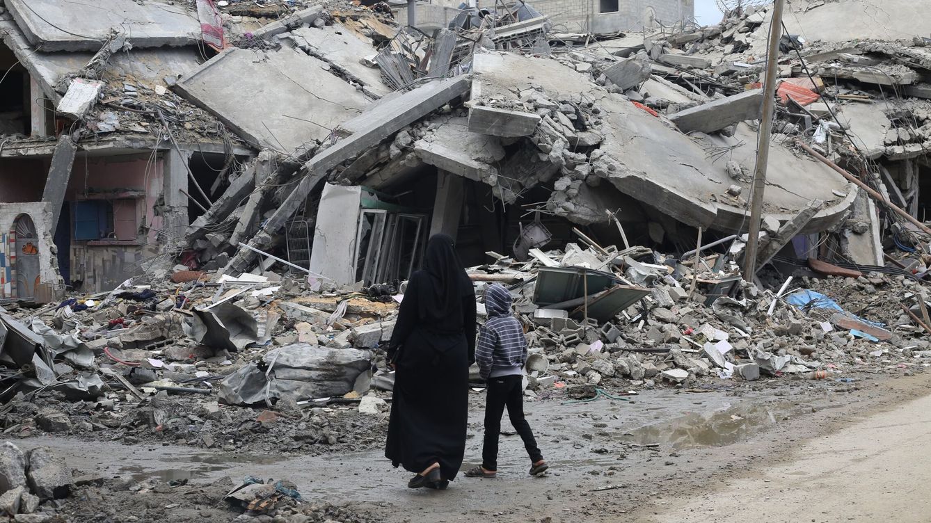 Foto: Palestinos caminan junto a los escombros de edificios destruidos en Beit Lahia. (Europa Press/Zuma Press Wire/DPA/Mohammed Alaswad) 