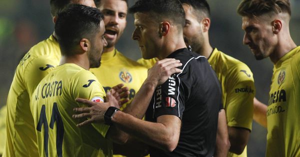 Foto: Gil Manzano, rodeado por jugadores del Villarreal (Cordon Press)