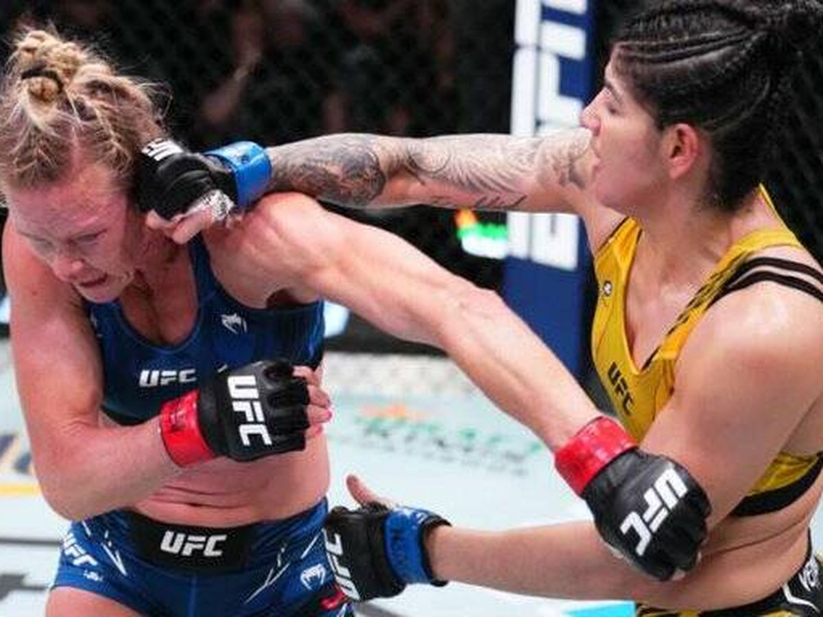 Foto: Ketlen Vieira contra Holly Holm en UFC Vegas 55 (UFC Español).