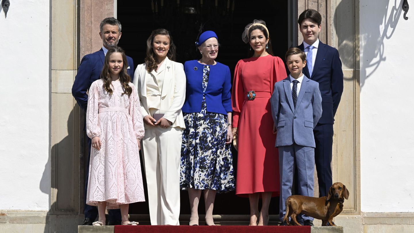 Federico y Mary de Dinamarca, con sus hijas Isabella y Josephine, sus hijos Christian y Vincent y la reina Margarita. (EFE/Philip Davali)