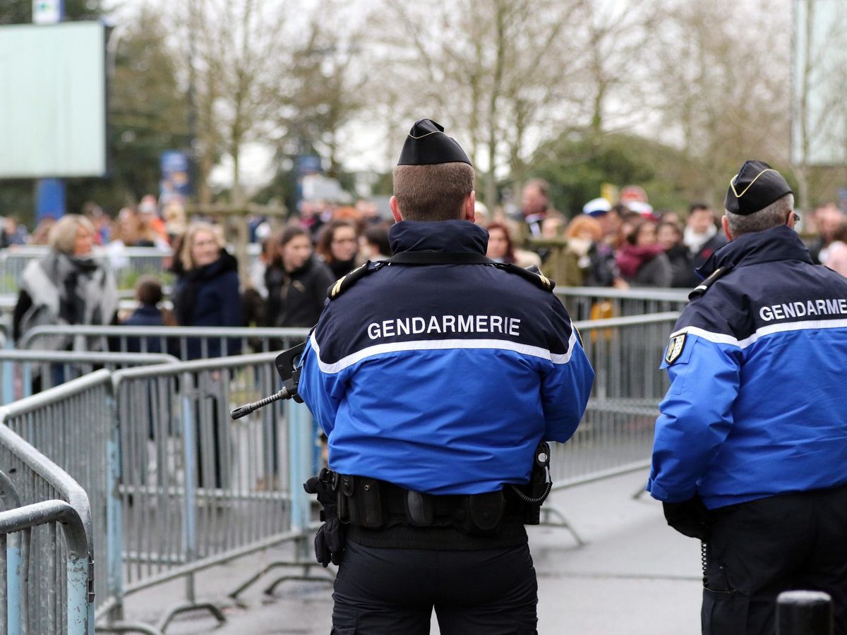 Foto: Dos agentes de la Gendarmería en una imagen de archivo. (EFE/EPA/Eddy Lemaistre)