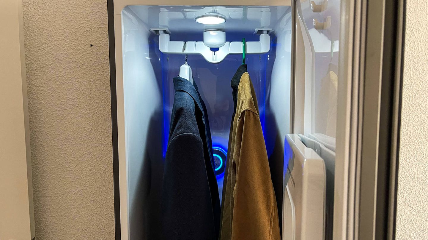Este armario portátil limpia, seca y plancha tu ropa con vapor