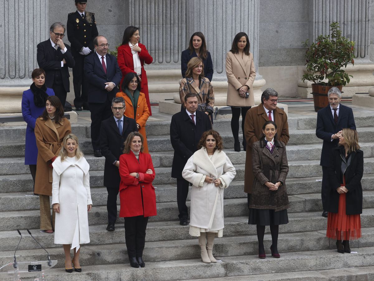Foto: Los miembros del Gobierno, en la escalinata del Congreso, durante su asistencia al acto institucional del Día de la Constitución. (EFE/Kiko Huesca)