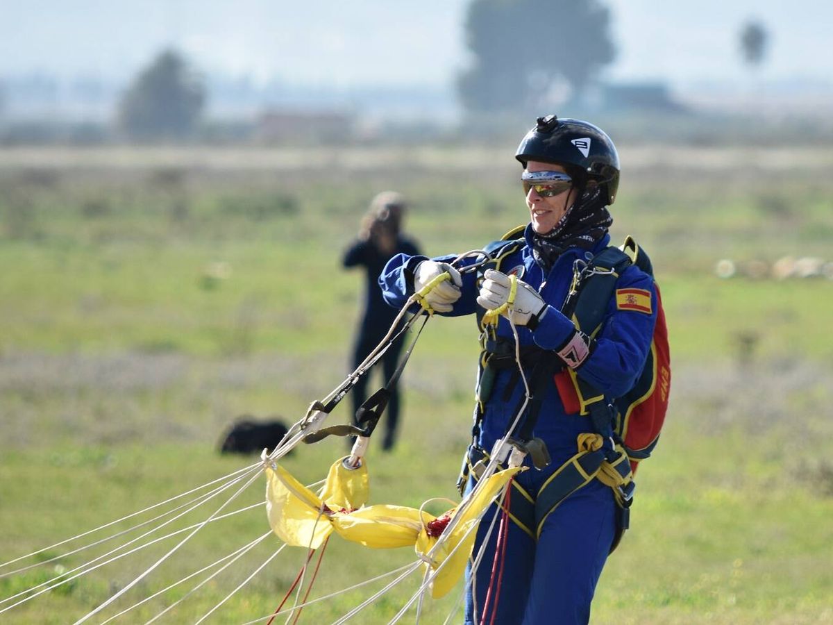 Foto: Así es María del Carmen Gómez Hurtado, la primera mujer paracaidista en portar la bandera el 12 de octubre (Ejército del Aire)