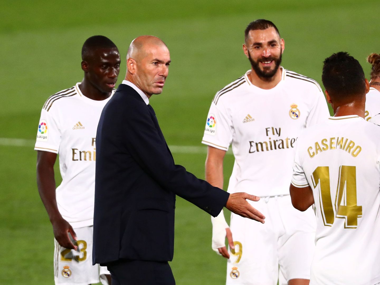 Zidane habla al grupo y Benema sonríe. (Efe)