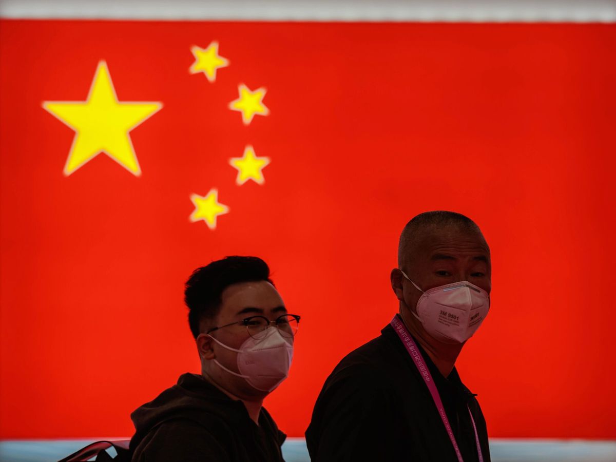 Foto: Dos ciudadanos chinos en una exposición en Shanghái. (EFE/Alex Pilavevski)
