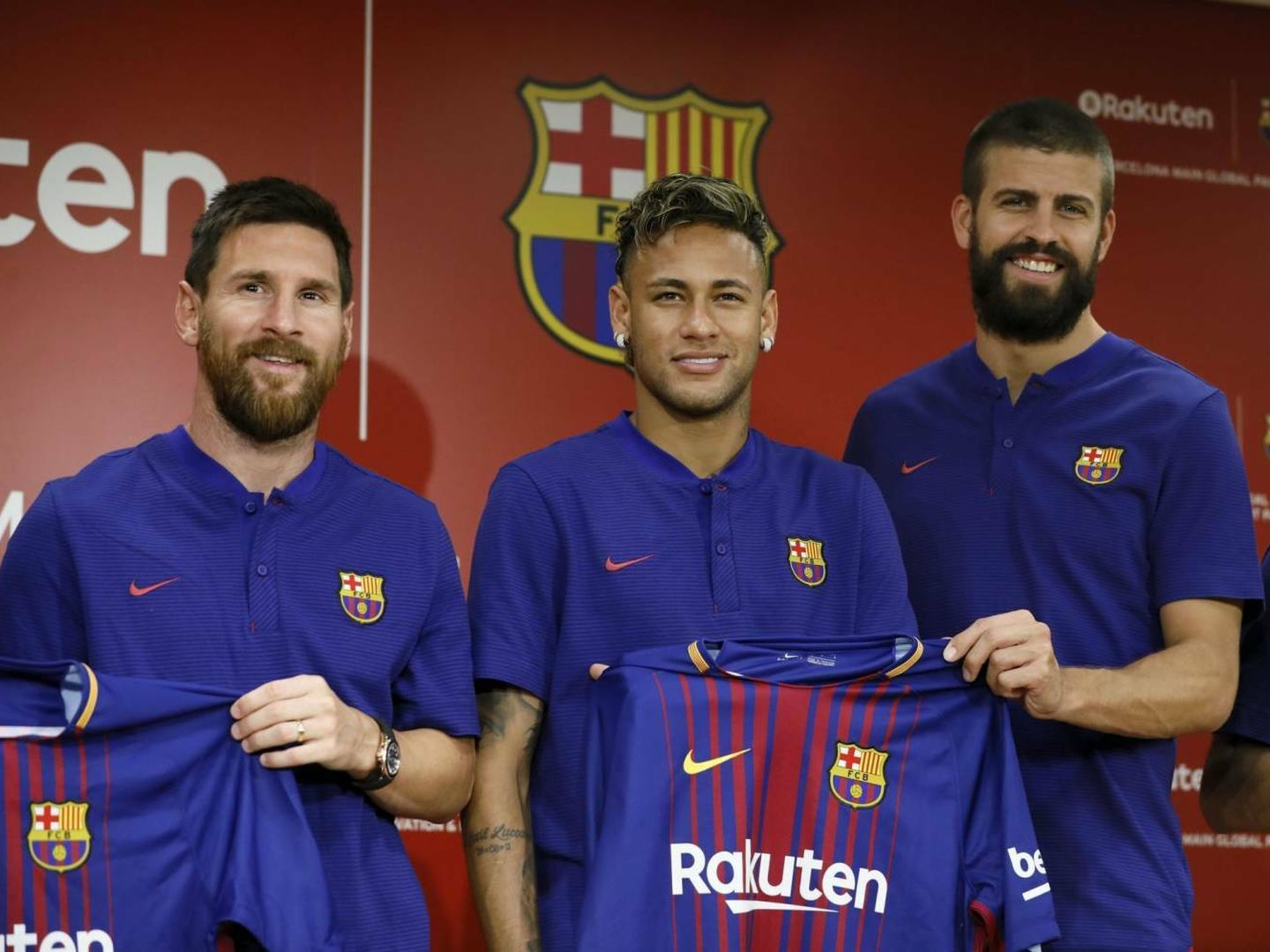 Messi, Neymar y Piqué durante la presentación de la nueva camiseta de el Barça. (EFE) 