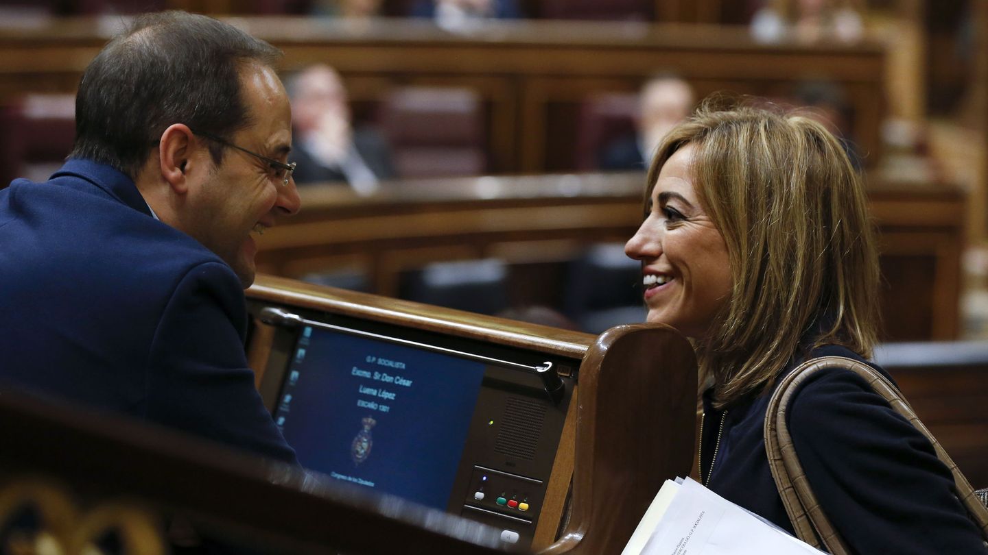 El número dos del PSOE, César Luena, y la exministra Carme Chacón, este 19 de abril en el Congreso. (EFE)