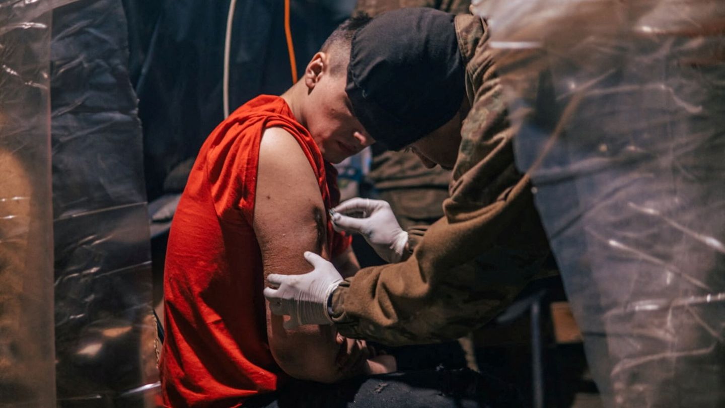 Asistencia médica dentro de Azovstal. (ReutersDmytro Orest/Kozatskyi Press)