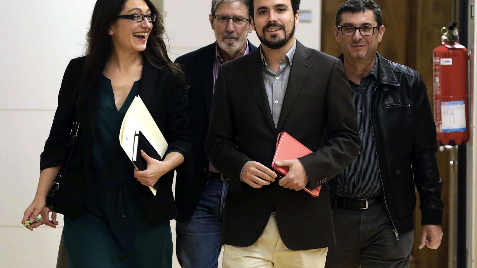 Foto: Alberto Garzón con Sol Sánchez, Adolfo Barrena y José Luis Centella, a su llegada a la reunión con el PSOE, este 8 de febrero. (EFE)