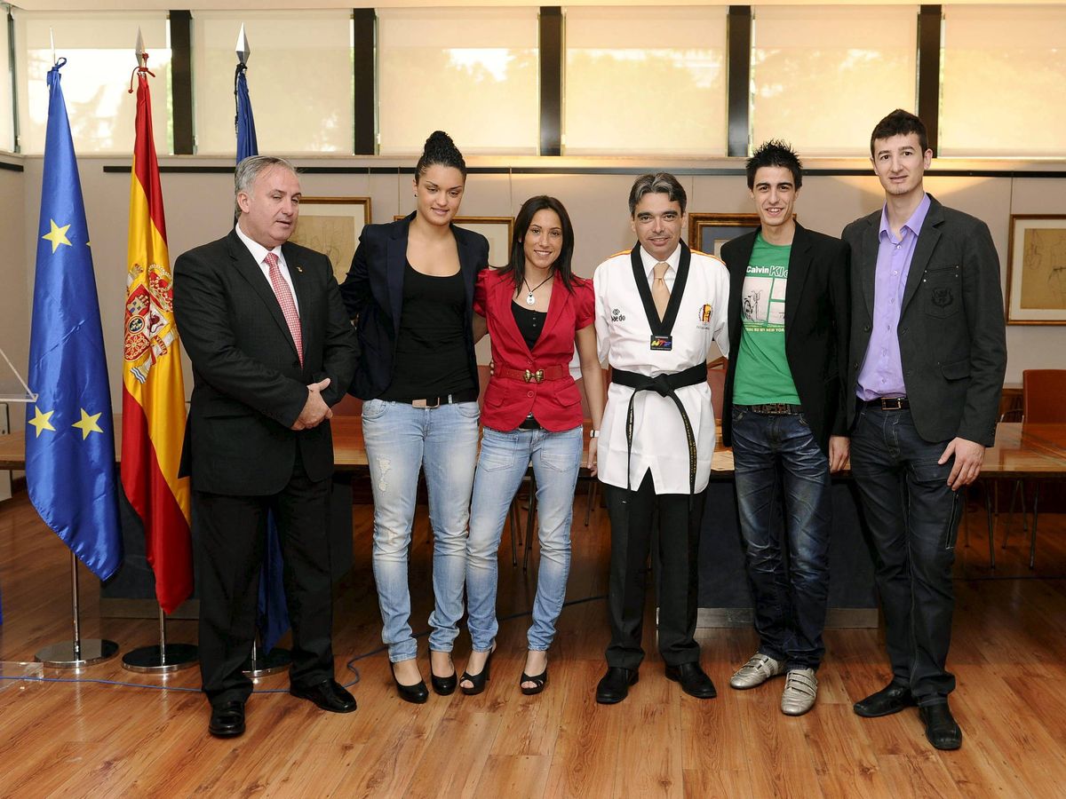 Foto: El entonces secretario de Estado para el Deporte, Albert Soler, posa junto a los medallistas españoles del Mundial de 2011 y Jesús Castellanos. (EFE)