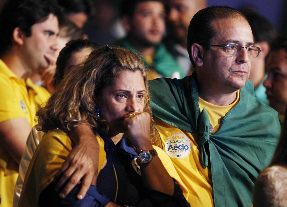 Seguidores de Neves en Belo Horizonte, compungidos por la derrota (Reuters)