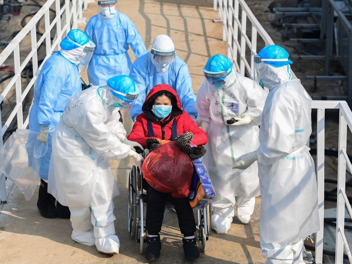 Foto: Una paciente ingresa en un hospital de Wuhan. (Reuters)