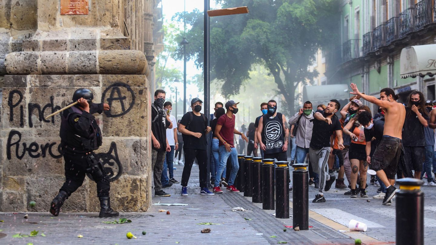 Manifestantes pidiendo justicia por la muerte de Giovanni Lopez en Guadalajara, México (Reuters)