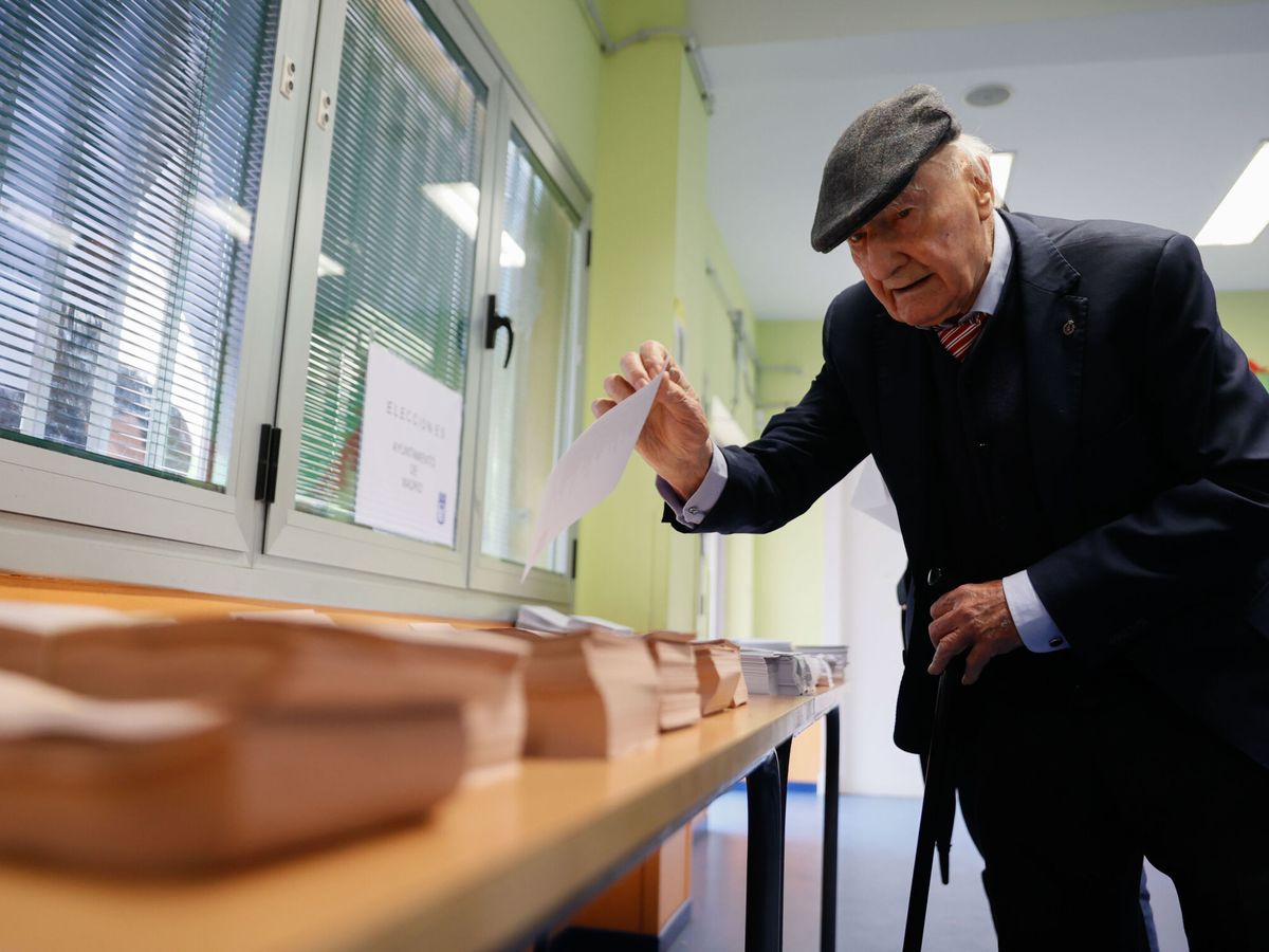 Foto: Un votante prepara su papeleta en un colegio electoral de Madrid durante los comicios del 28-M. (EFE/Mariscal)