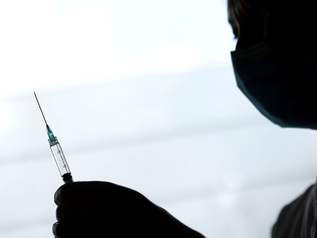 Foto: Un sanitario prepara una dosis de la vacuna de Pfizer-BioNTech en Nantes, Francia. (Reuters)