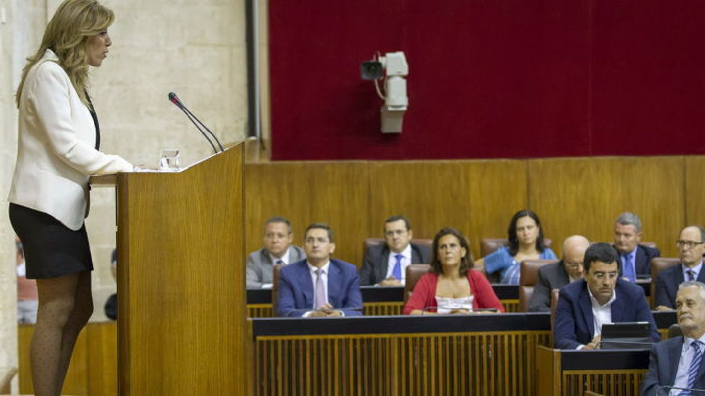 Susana díaz (i), durante su discurso en el pleno de debate de investidura. (efe)