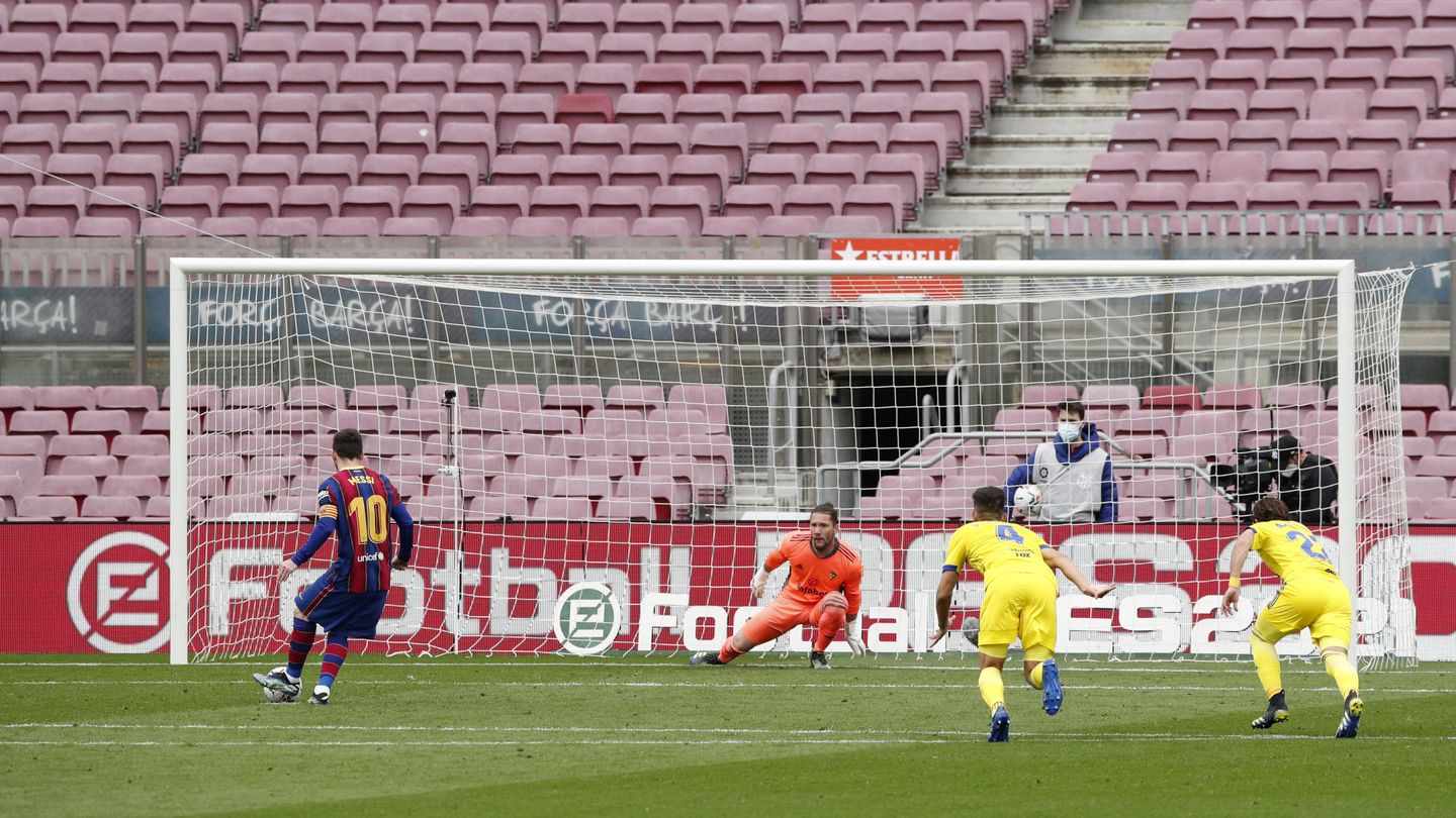 Leo Messi transforma el 1-0 ante el Cádiz. (Reuters)