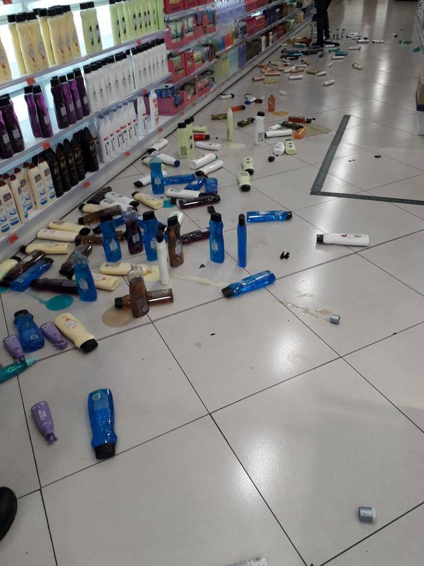 Un supermercado en Santa Fe tras el terremoto. (EC)