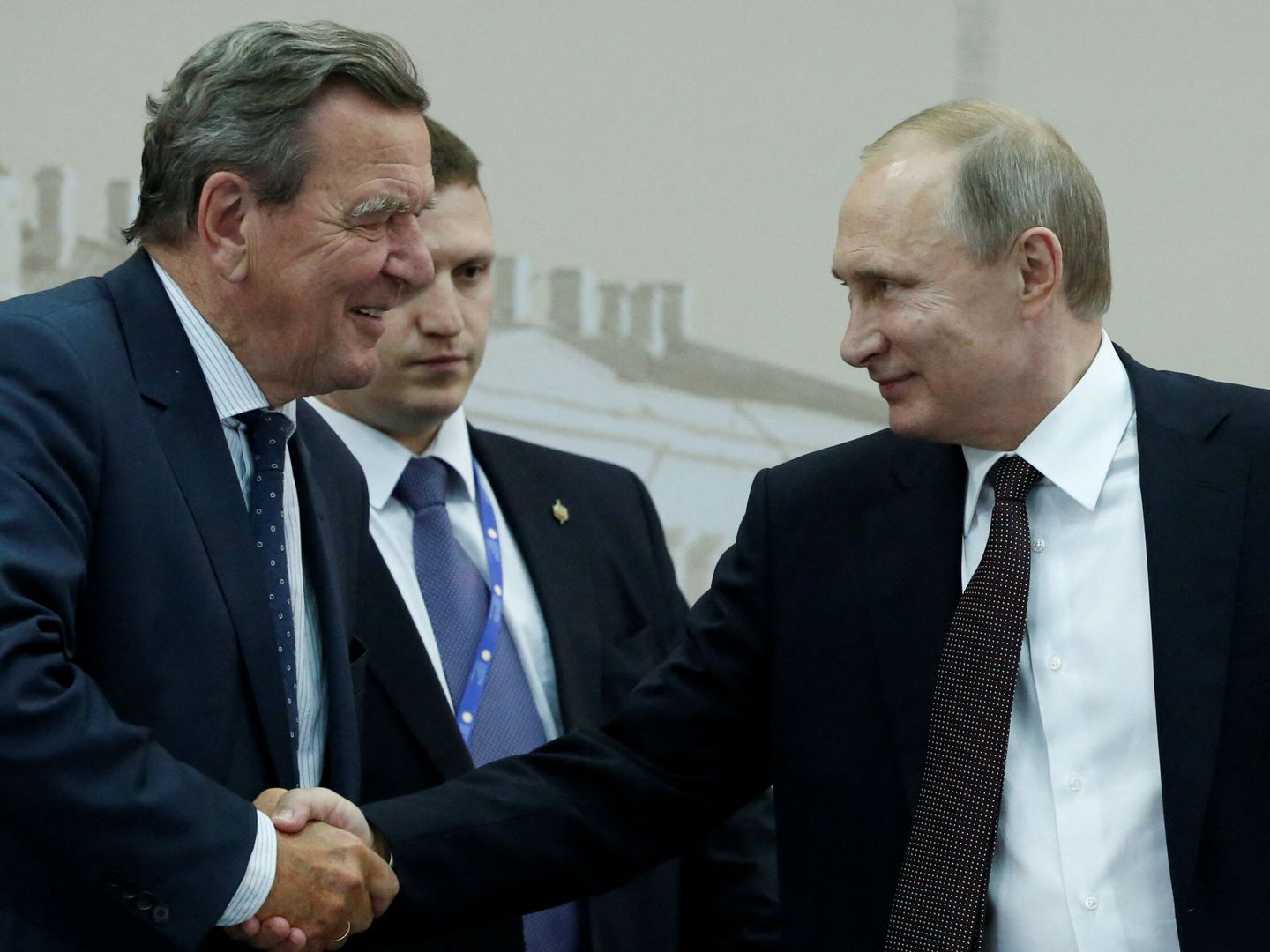 Gerhard Schroeder, junto a Putin, en una imafen de archivo. (Reuters/Grigory Dukor)