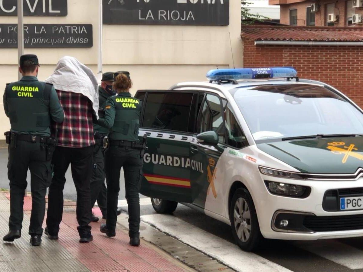 Foto: El presunto asesino de Lardero es llevado a los juzgados. (Guardia Civil)
