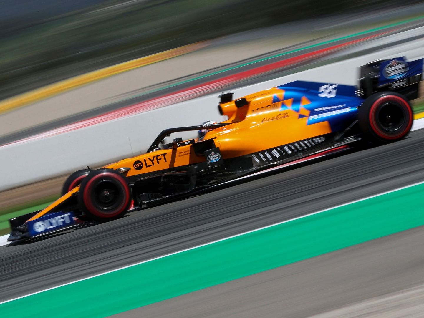 Carlos Sainz al volante del McLaren en Montmeló. (EFE)