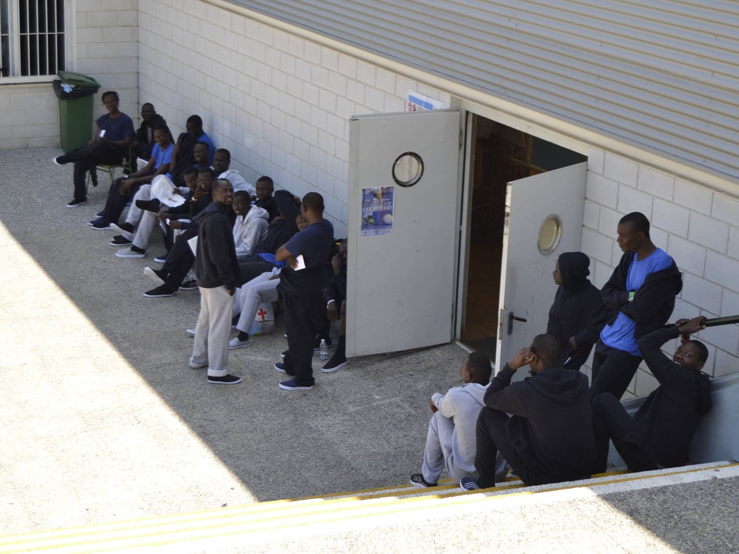 35 inmigrantes llegados esta semana han sido dirigidos al polideportivo municipal. (M.Z.)