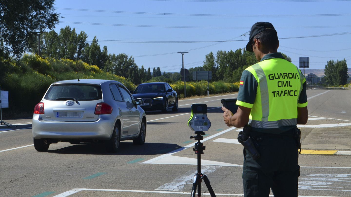 Un agente de la Guardia Civil maneja un radar móvil para controlar la velocidad de los vehículos. (EFE)