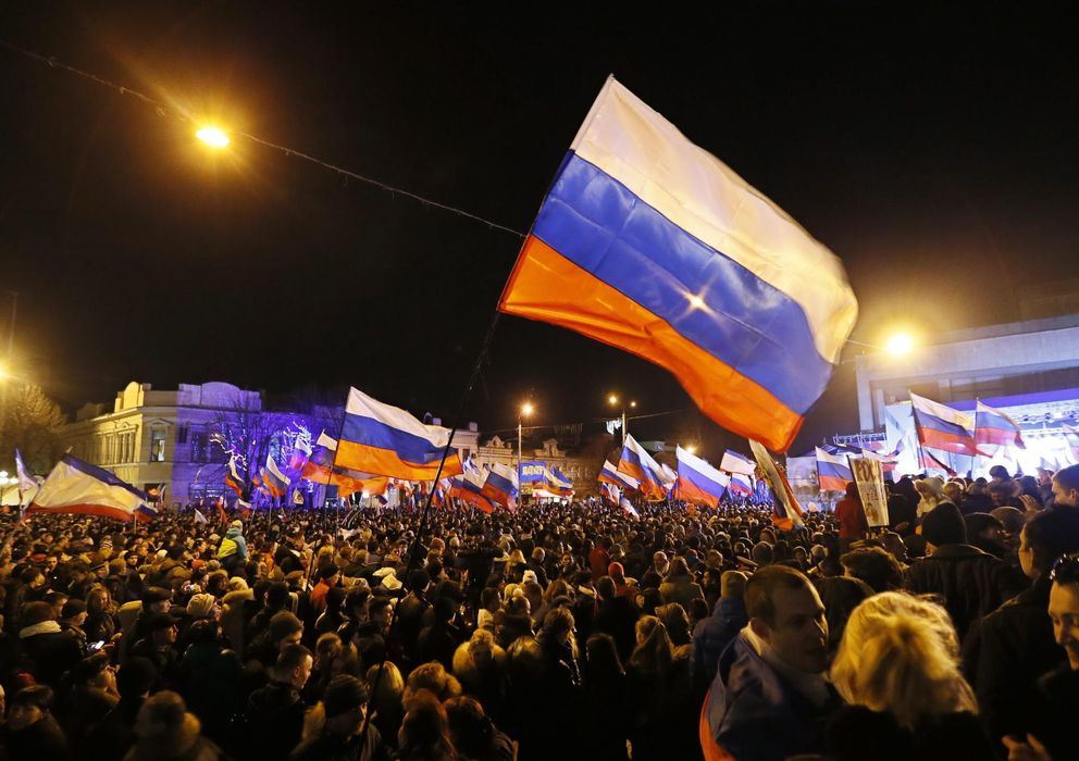 Foto: Una multitud celebra el resultado del referéndum en Simferópol, la capital de Crimea (Reuters).