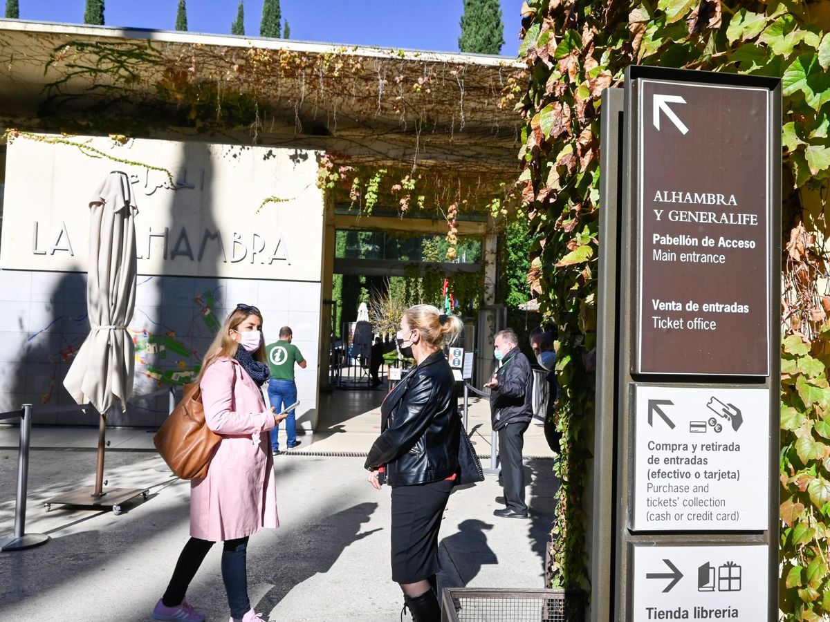 Foto: Turistas en la entrada a la Alhambra en Granada en el último día de puertas abiertas para visitarla, ayer día 9. (EFE)