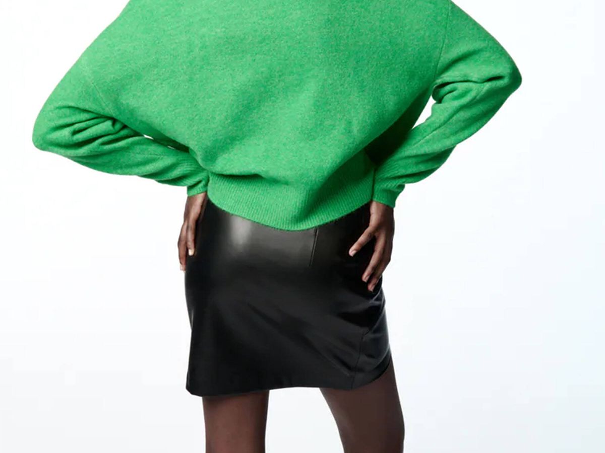 Foto: La falda efecto piel de Zara para llevar con tus botas altas. (Zara/Cortesía)