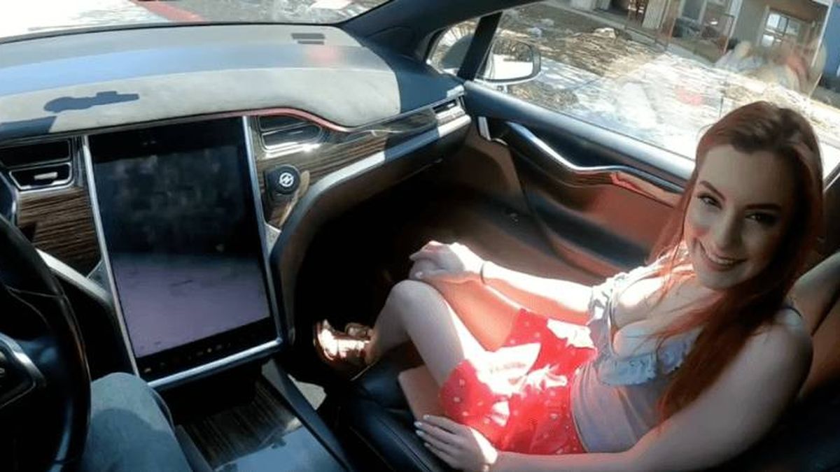 La última tendencia del porno en internet: a bordo de un Tesla con piloto automático