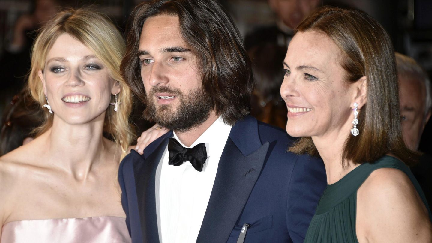 Con Dimitri Rassam y Carole Bouquet, en la presentación de 'El principito' en el Festival de Cannes de 2015. (EFE)