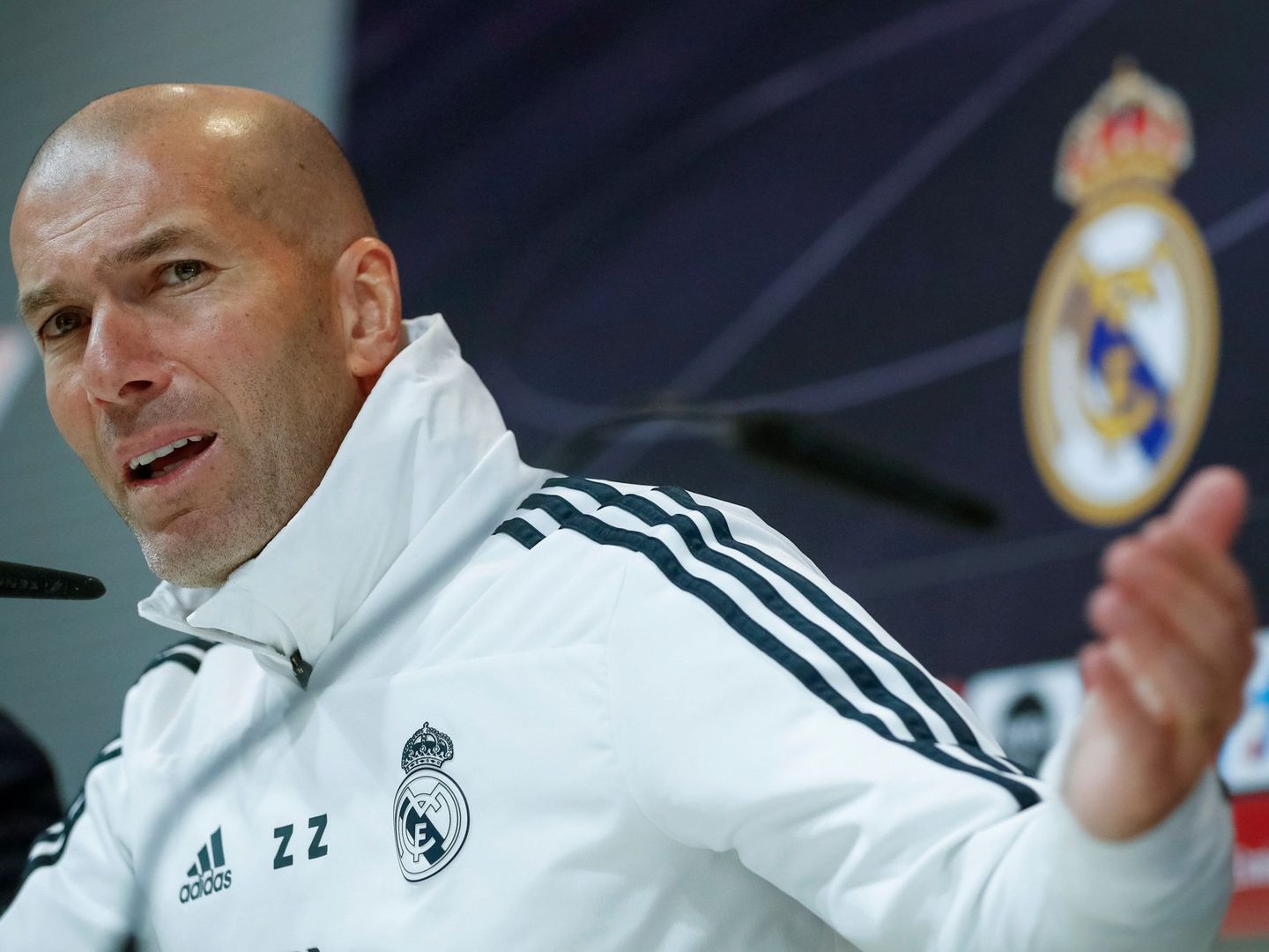 Zidane con gesto vehemente en la sala de prensa. (EFE)