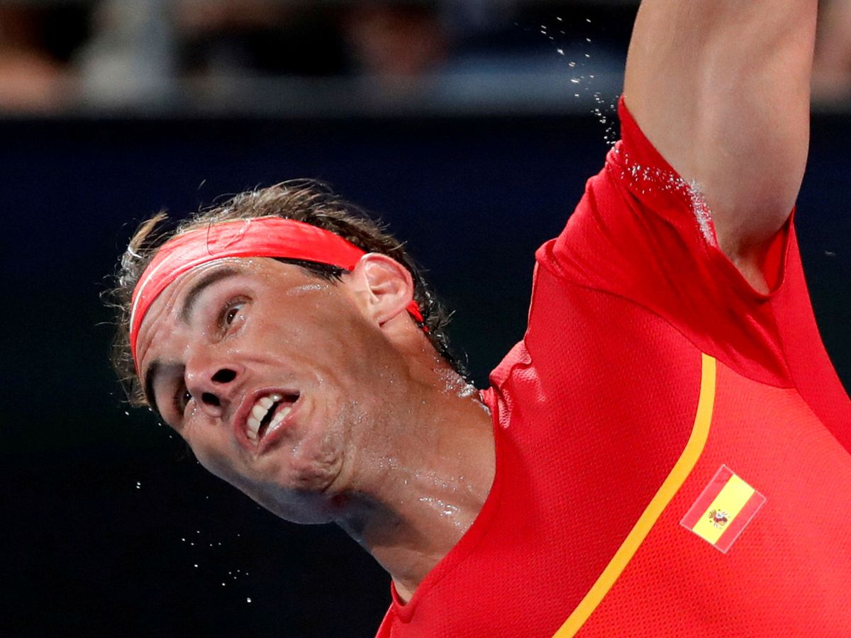 Foto: Rafa Nadal golpea una bola durante la ATP Cup. (Reuters)