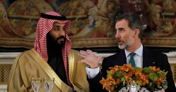Foto: Felipe VI y el príncipe heredero de Arabia Saudí, Mohamed bin Salman. (Reuters)