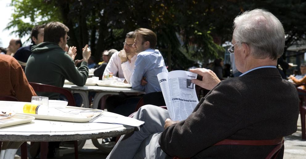 Los científicos disfrutan de un día soleado en la terraza de la cafetería. (Maximilien Brice/CERN)