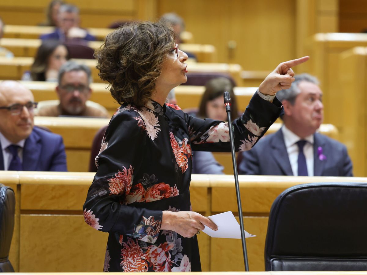Foto: María Jesús Montero se dirige a la bancada del PP en el Pleno del Senado. (EFE/Kiko Huesca)