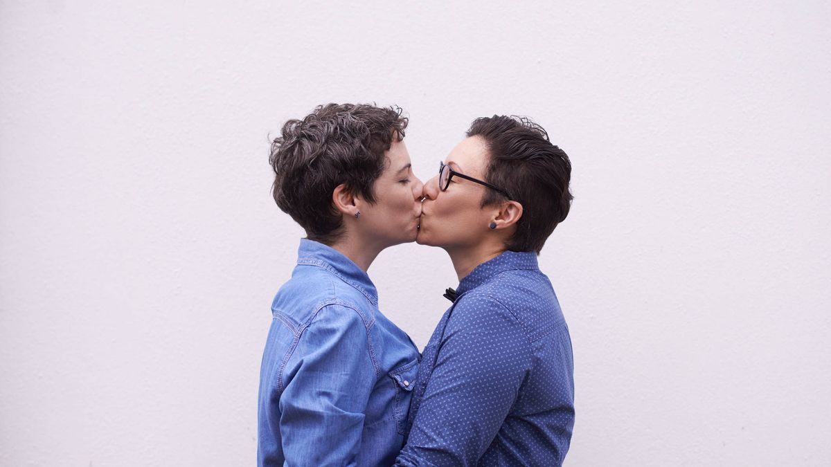 Un científico dijo que el lesbianismo es "culpa de los hombres". Esto es lo que pasó después