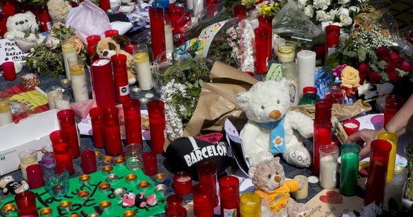 Foto: Los ciudadanos dejan flores y velas en las ramblas para rechazar la violencia