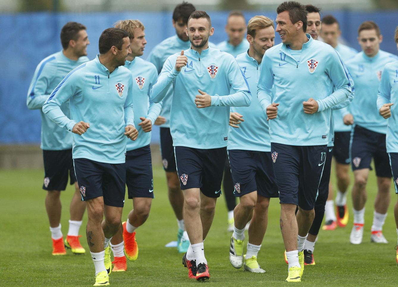 Darijo Srna, Marcelo Brozovic y Mario Mandzukic durnate un entrenamiento de Croacia. (REUTERS)
