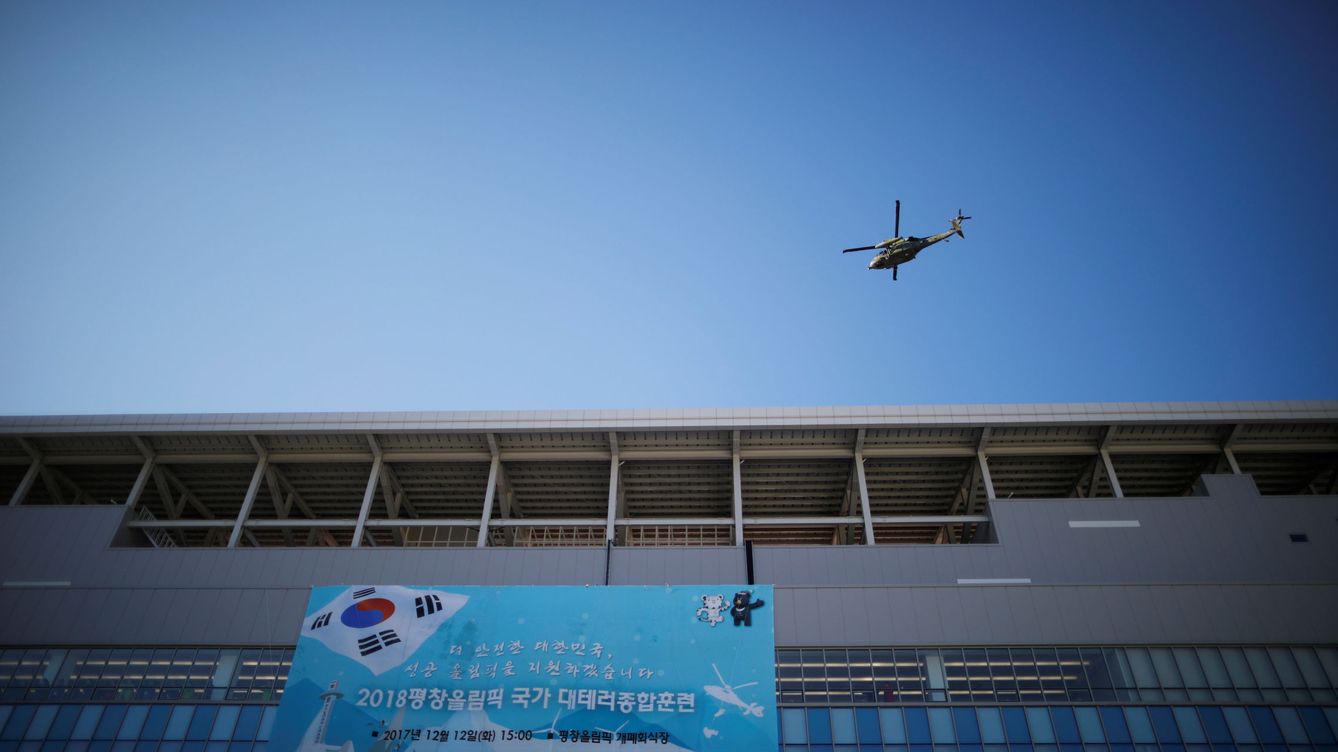 Foto: Un helicóptero surcoreano sobrevuela el Estadio Olímpico de Pyeongchang, que acogerá los Juegos de Invierno de 2018. (Reuters)