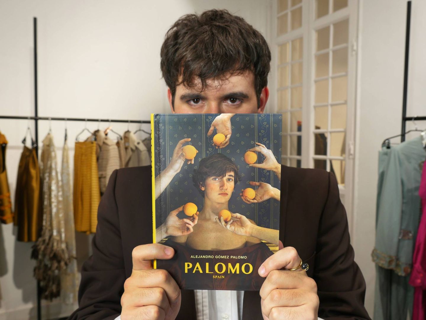 Palomo Spain con su primer libro. (Cortesía de la editorial)