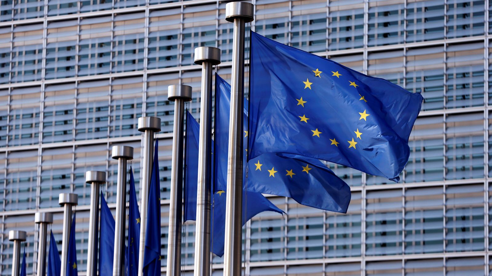 Foto: Banderas de la Unión Europea frente a la Comisión Europea en Bruselas. (Reuters)