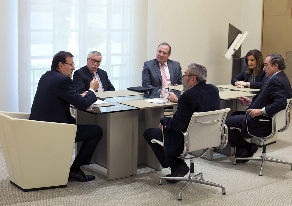 Foto: Rajoy se reúne con los representantes sindicales, Báñez y Rosell (Efe)